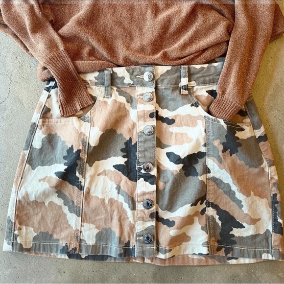 Almost Famous Camo Mini Skirt SZ 5 Button Front Cotton Stretch Y2K Denim - Picture 8 of 8